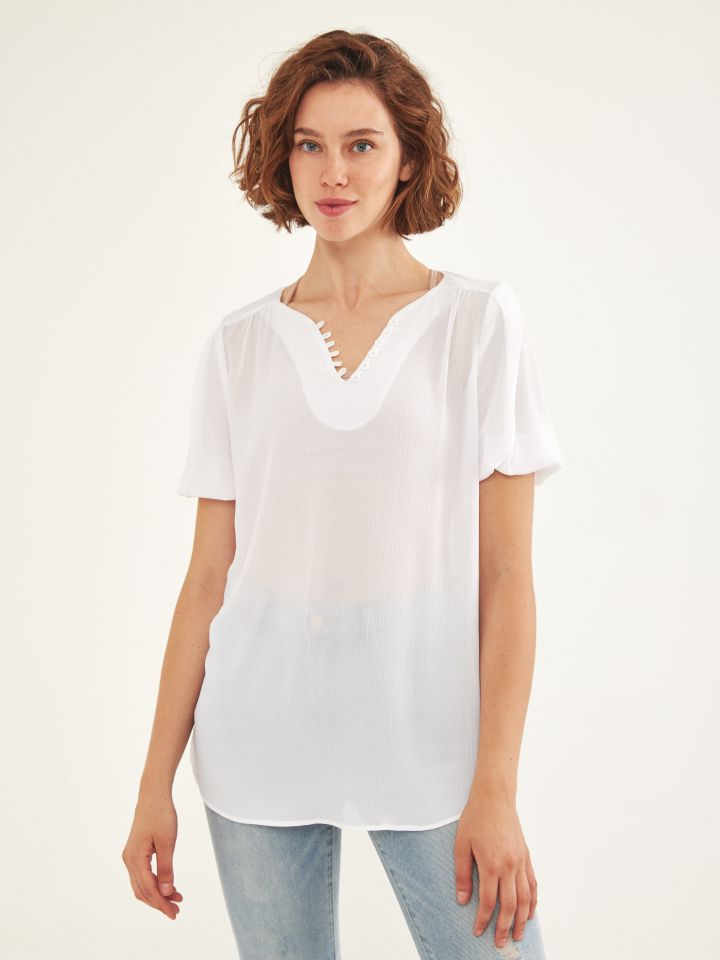 חולצה V לולאות וכפתורים בצבע לבן