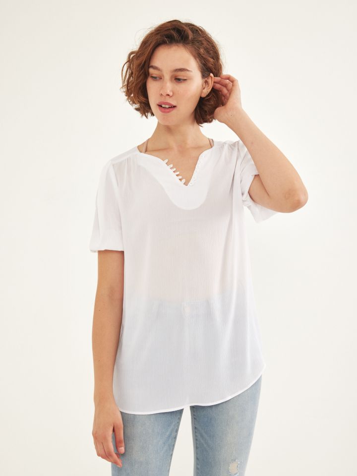 חולצה V לולאות וכפתורים בצבע לבן