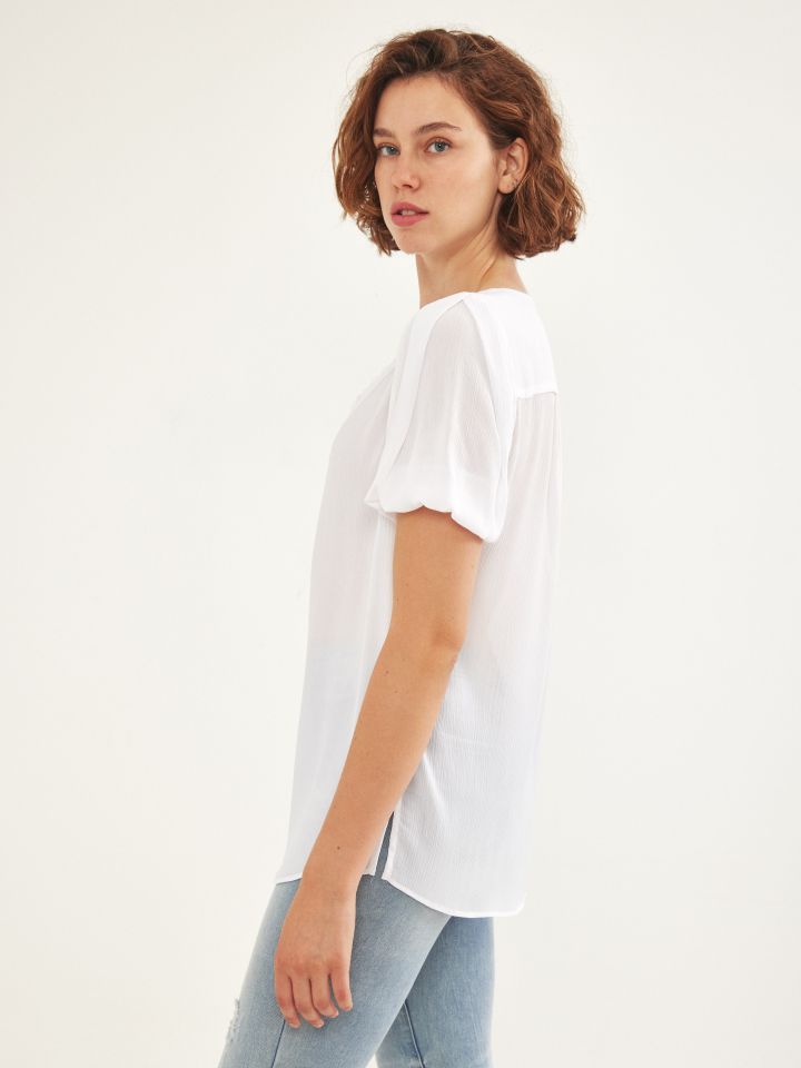 חולצה V לולאות וכפתורים בצבע לבן