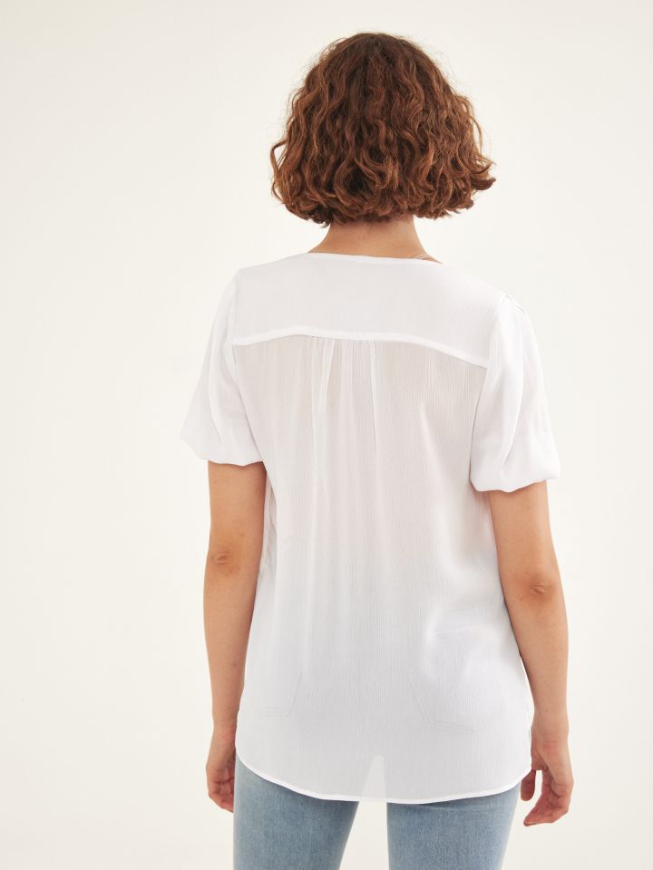 חולצה V לולאות וכפתורים בצבע לבן