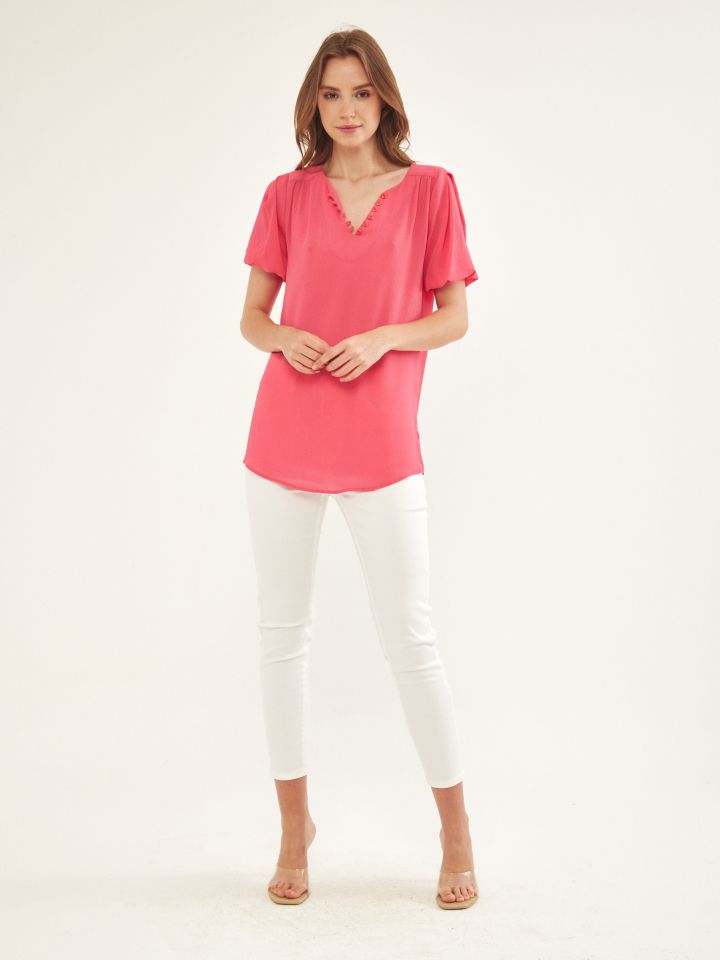 חולצה V לולאות וכפתורים בצבע פוקסיה
