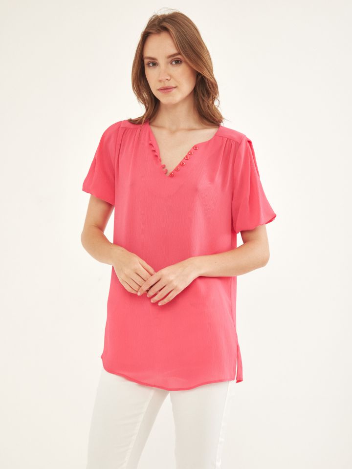 חולצה V לולאות וכפתורים בצבע פוקסיה