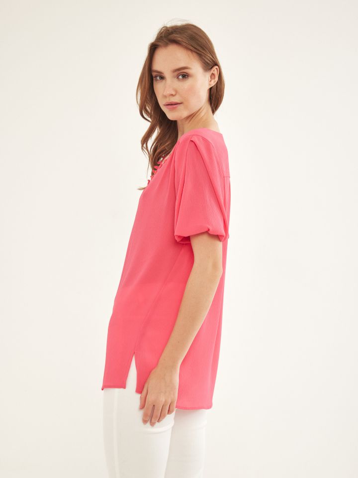 חולצה V לולאות וכפתורים בצבע פוקסיה