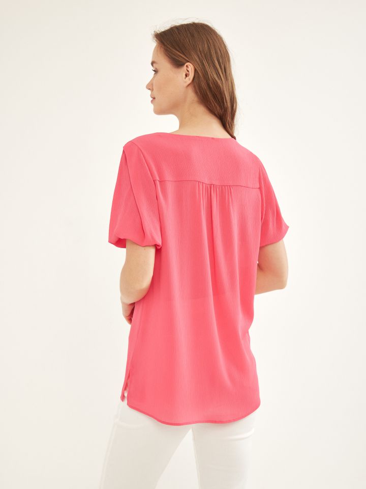 חולצה V לולאות וכפתורים בצבע פוקסיה