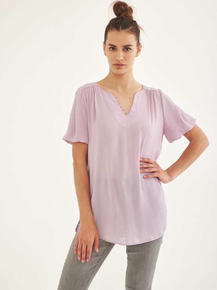 חולצה V לולאות וכפתורים בצבע לילך