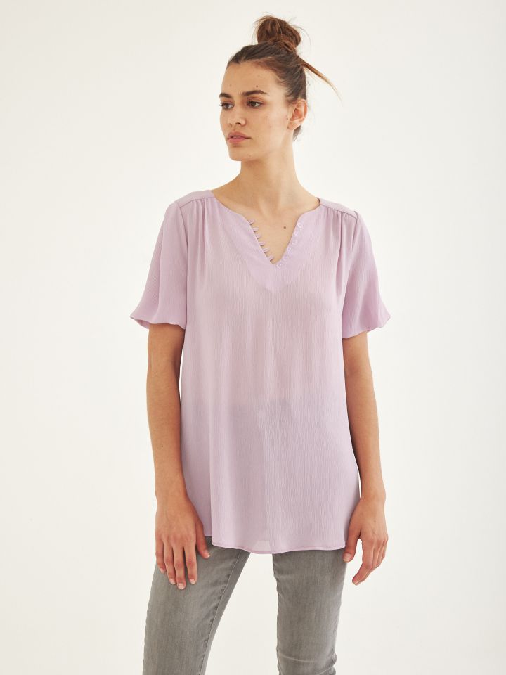 חולצה V לולאות וכפתורים בצבע לילך