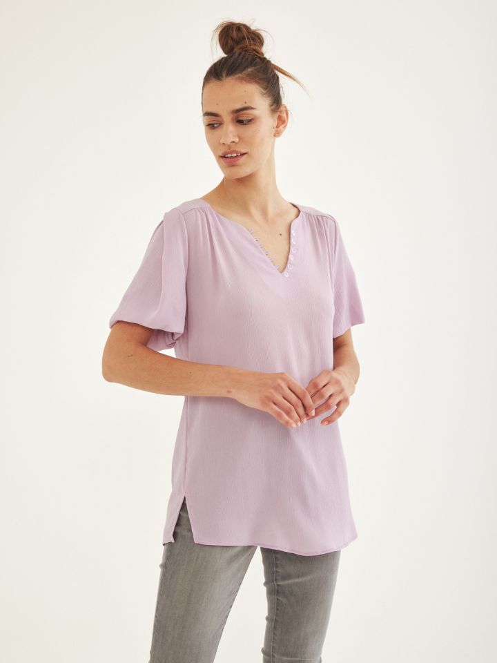 חולצה V לולאות וכפתורים בצבע לילך