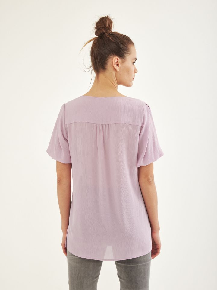 חולצה V לולאות וכפתורים בצבע לילך