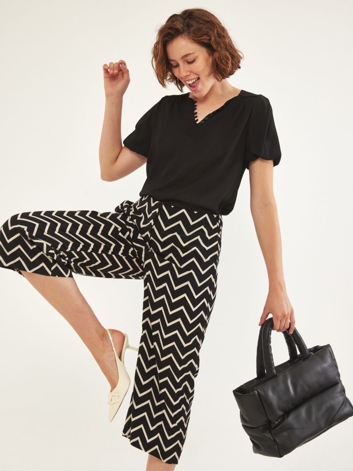 חולצה V לולאות וכפתורים בצבע שחור