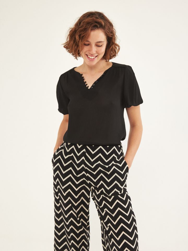 חולצה V לולאות וכפתורים בצבע שחור