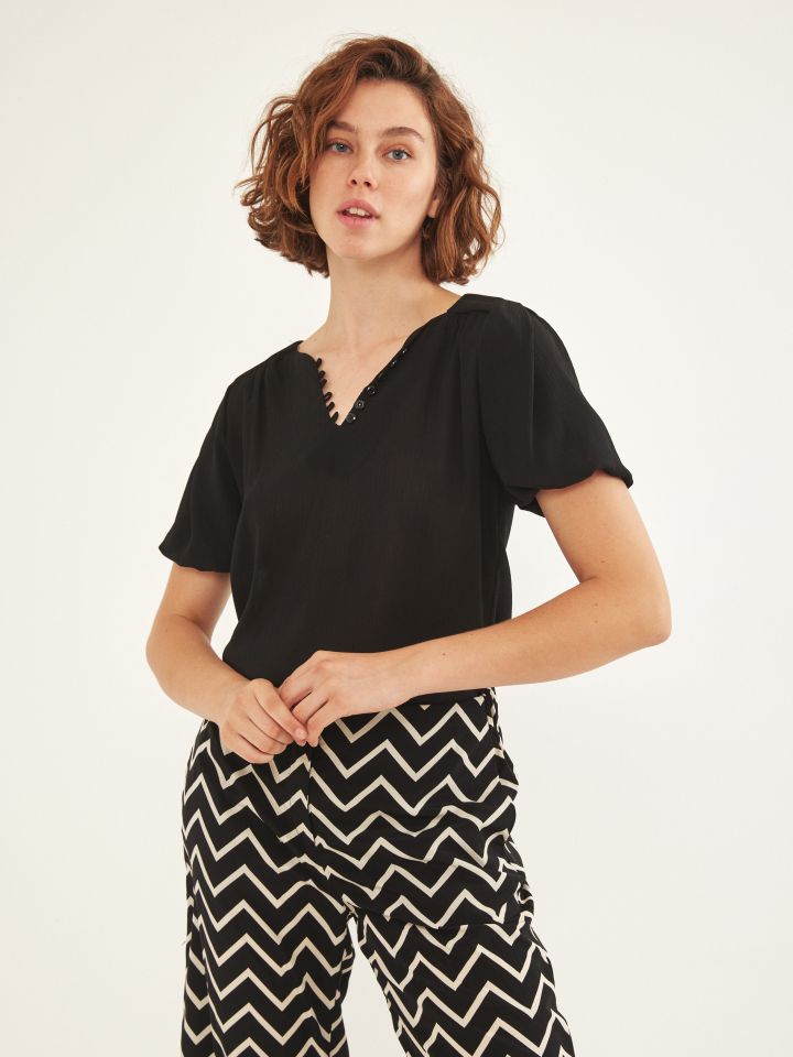 חולצה V לולאות וכפתורים בצבע שחור