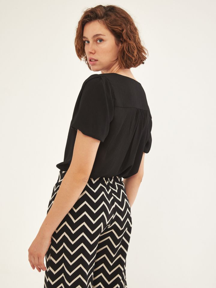 חולצה V לולאות וכפתורים בצבע שחור