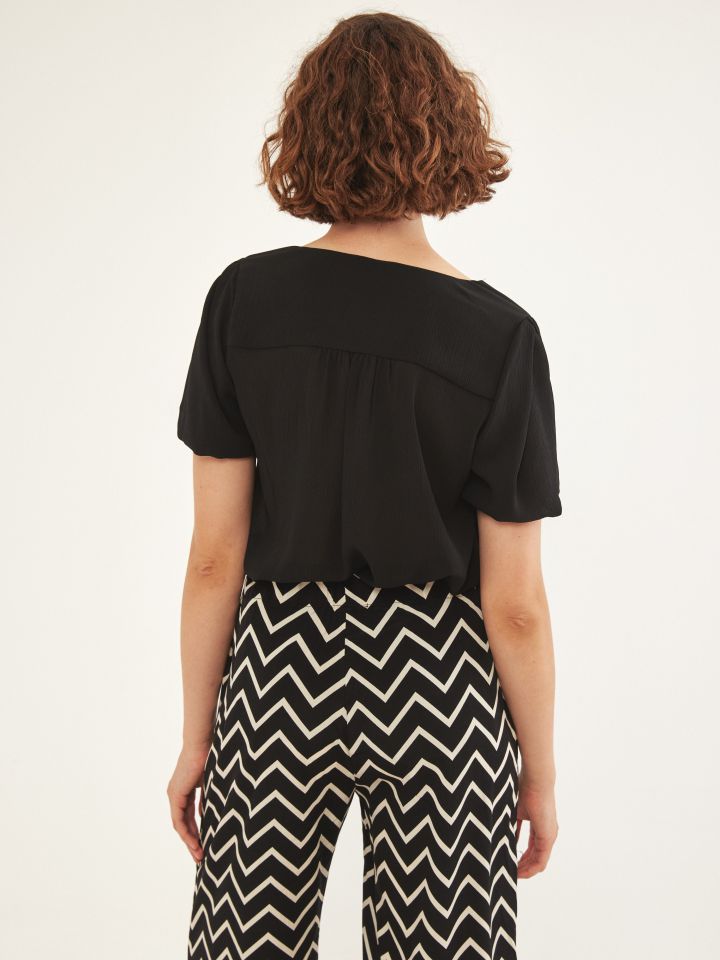 חולצה V לולאות וכפתורים בצבע שחור