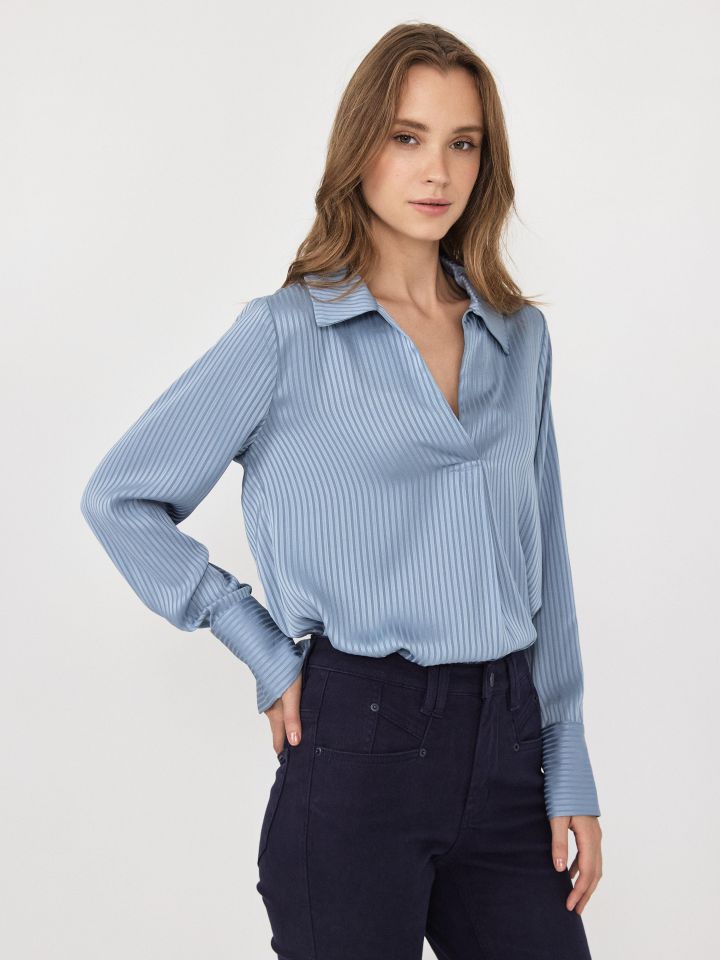 חולצה צוארון פסים בצבע תכלת