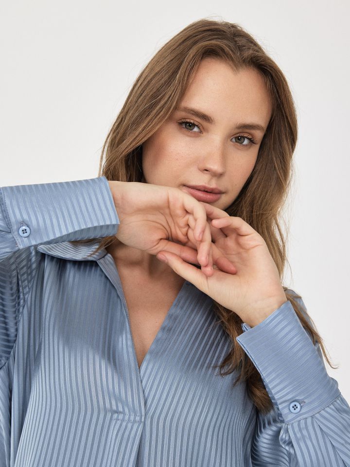 חולצה צוארון פסים בצבע תכלת