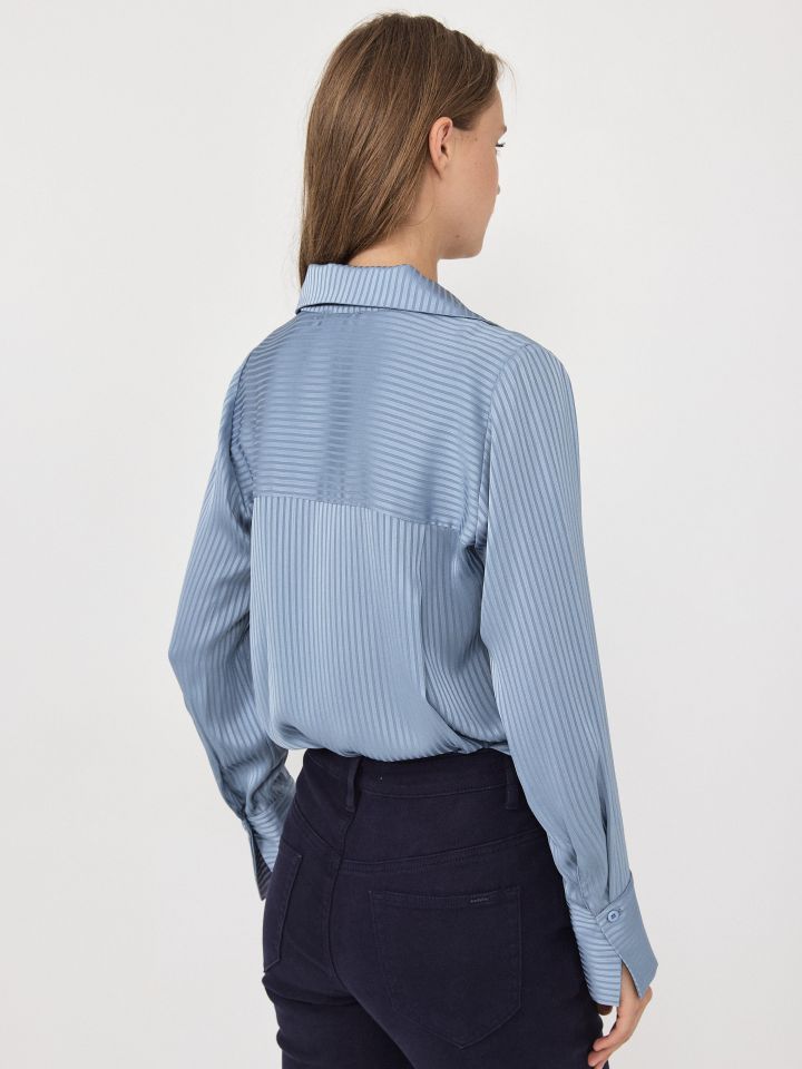 חולצה צוארון פסים בצבע תכלת