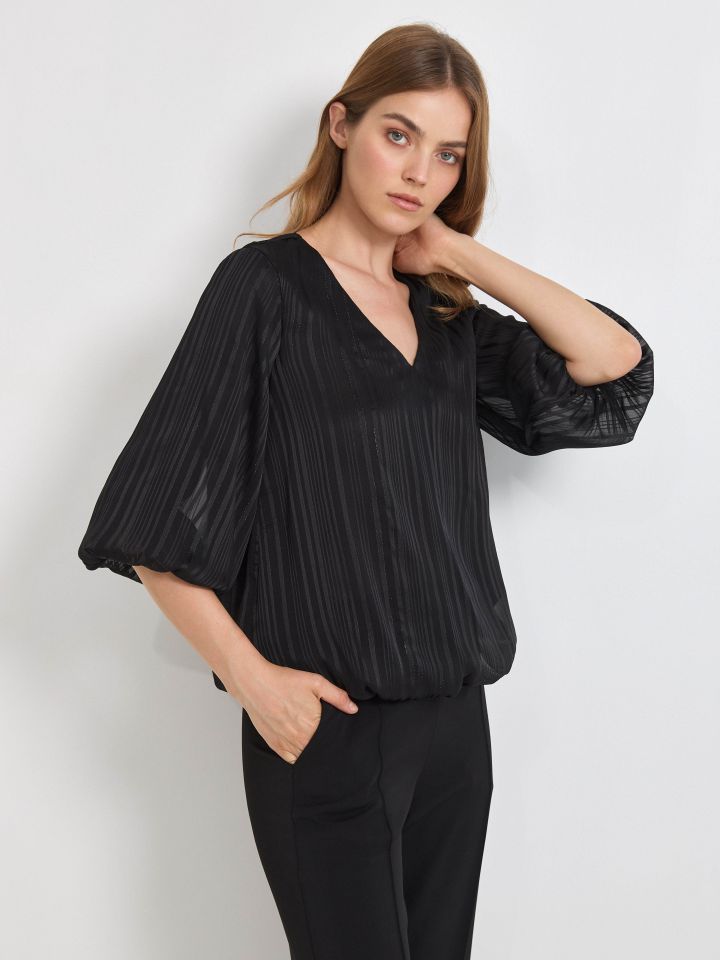חולצה שרוול בלון בצבע שחור
