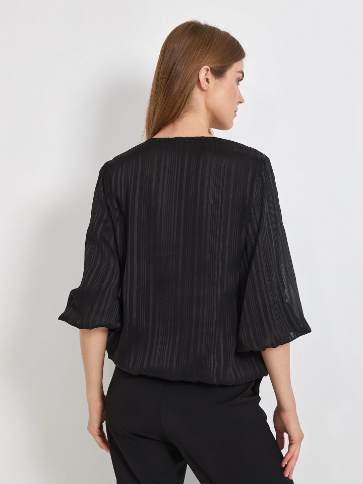 חולצה שרוול בלון בצבע שחור