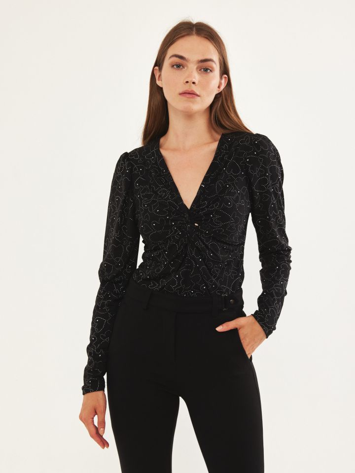 חולצה פתח מסובב פייטים בצבע שחור