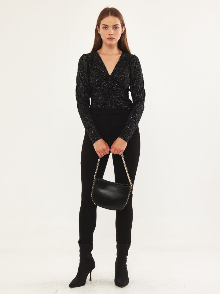 חולצה פתח מסובב פייטים בצבע שחור