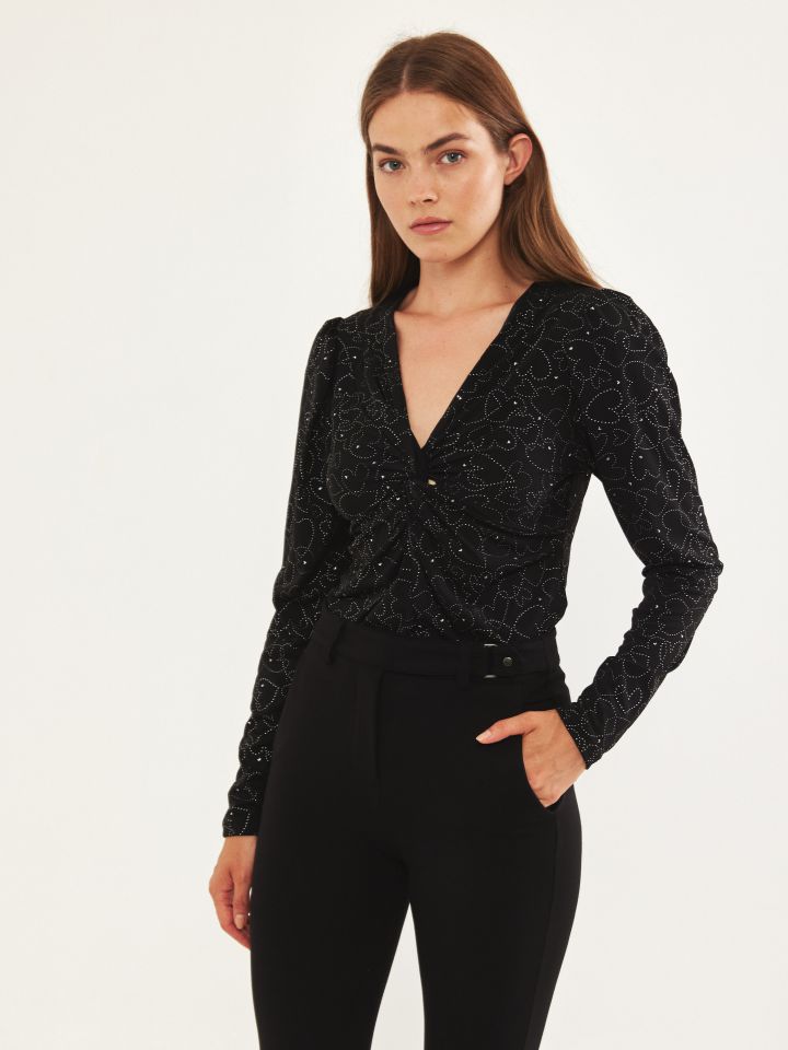 חולצה פתח מסובב פייטים בצבע שחור