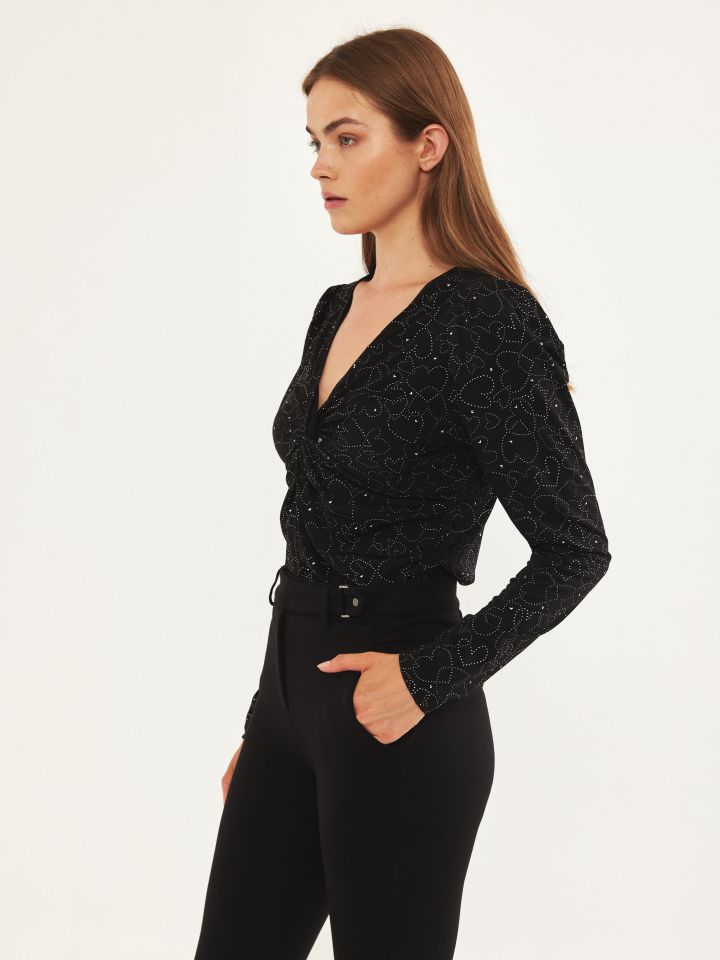 חולצה פתח מסובב פייטים בצבע שחור