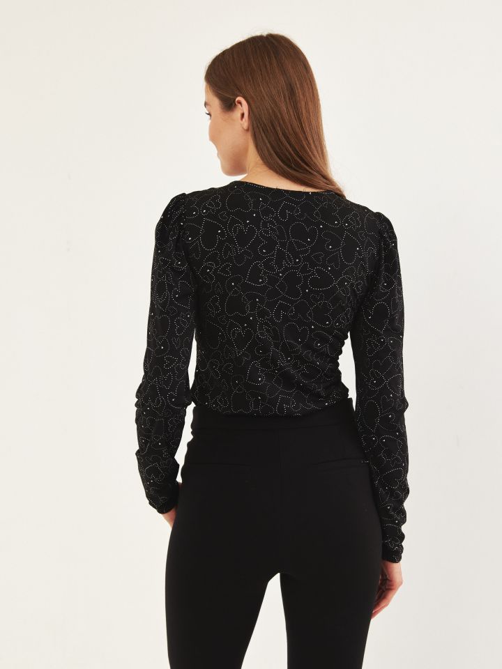 חולצה פתח מסובב פייטים בצבע שחור