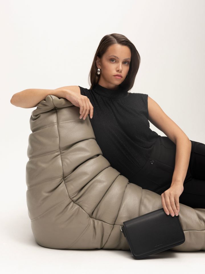 חולצה חצי גולף לורקס בצבע שחור