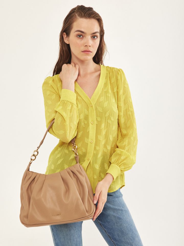 חולצה V מכופתרת בצבע לימון