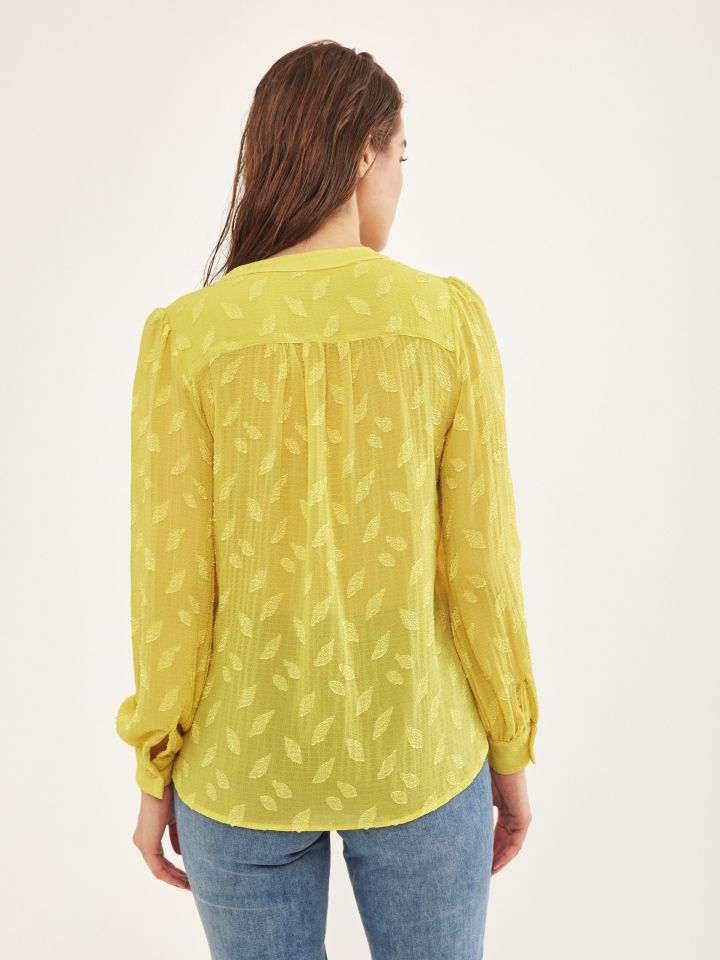 חולצה V מכופתרת בצבע לימון