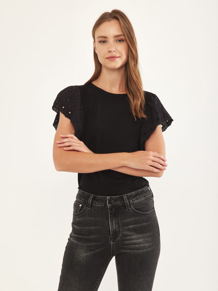 חולצה מודל שרוולי קרושה בצבע שחור