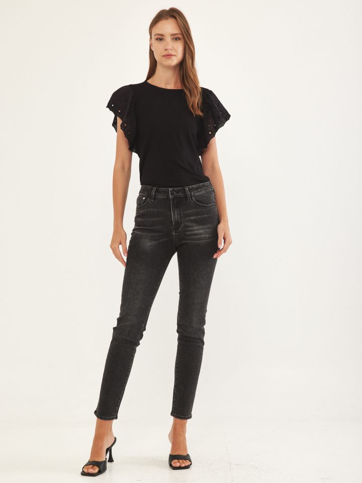 חולצה מודל שרוולי קרושה בצבע שחור