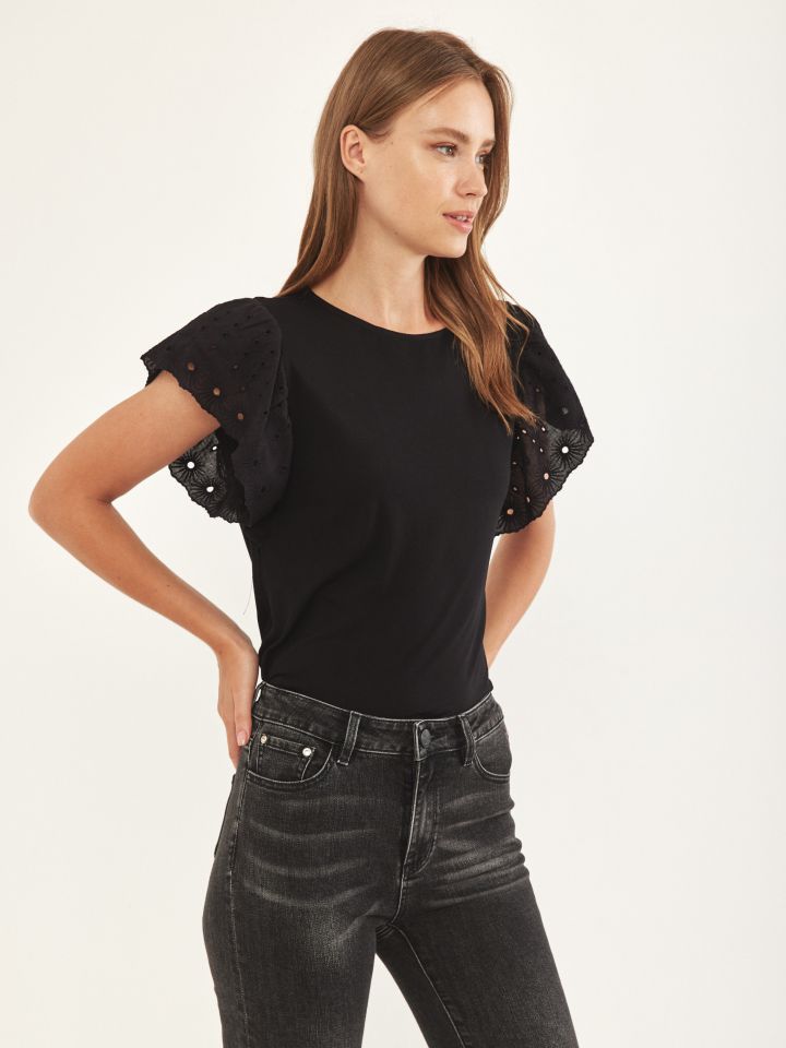 חולצה מודל שרוולי קרושה בצבע שחור