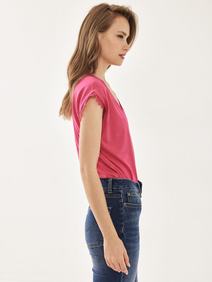 חולצה שילוב קרושה בפתח שרוולים בצבע פוקסיה