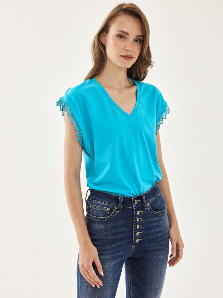 חולצה שילוב קרושה בפתח שרוולים בצבע טורקיז