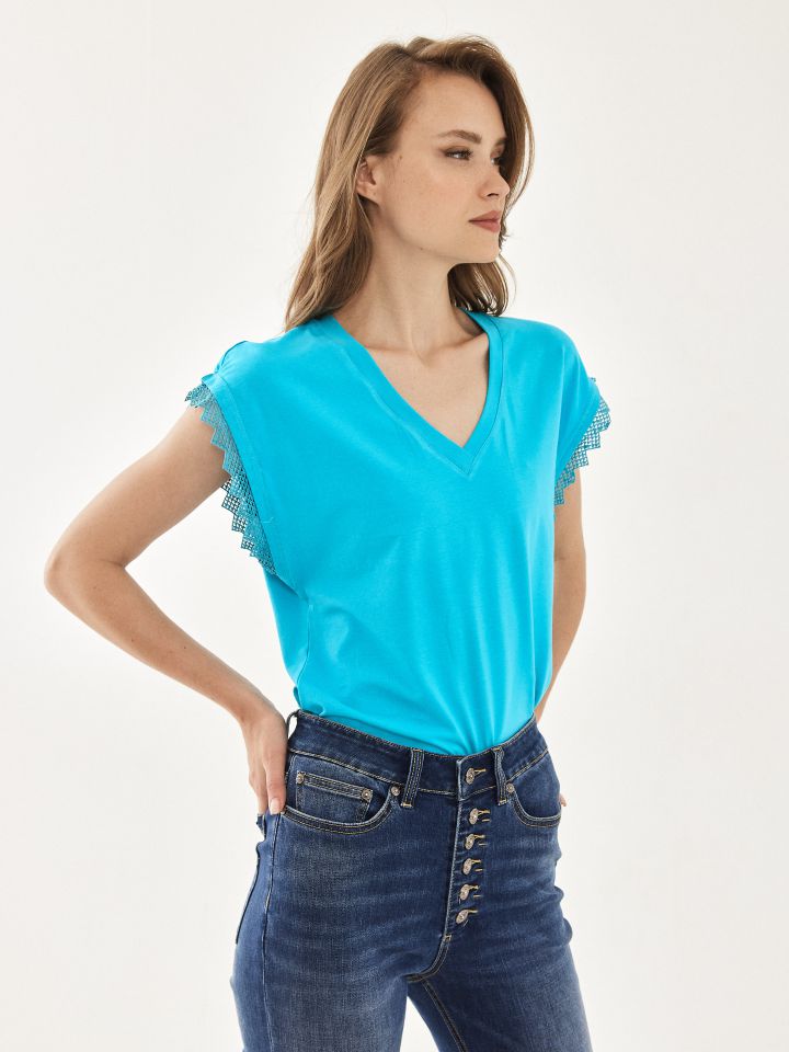 חולצה שילוב קרושה בפתח שרוולים בצבע טורקיז