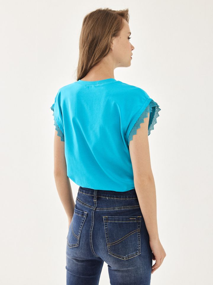 חולצה שילוב קרושה בפתח שרוולים בצבע טורקיז