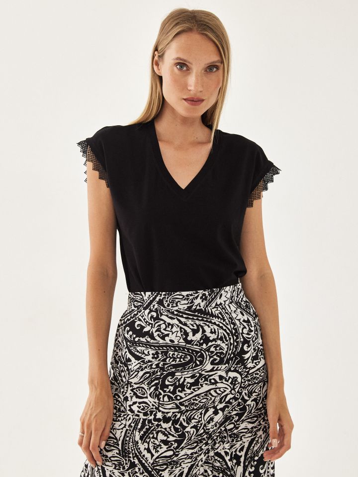 חולצה שילוב קרושה בפתח שרוולים בצבע שחור