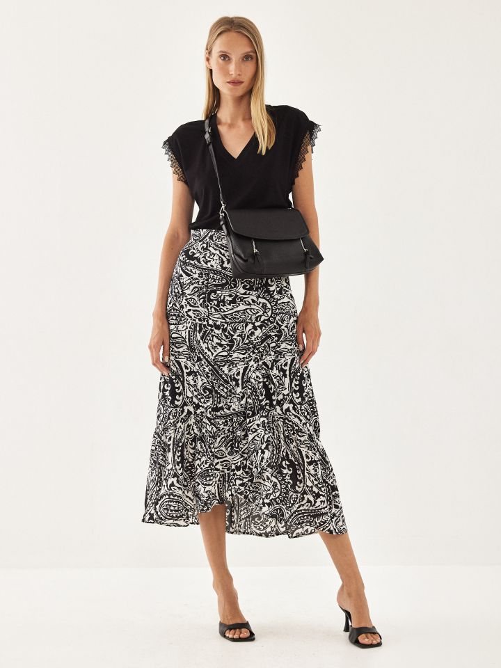 חולצה שילוב קרושה בפתח שרוולים בצבע שחור