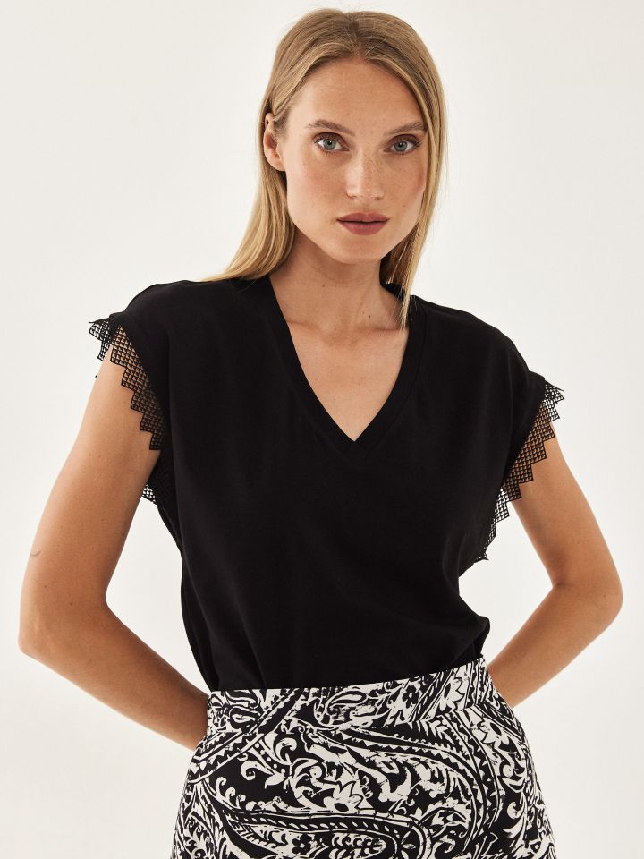 חולצה שילוב קרושה בפתח שרוולים בצבע שחור