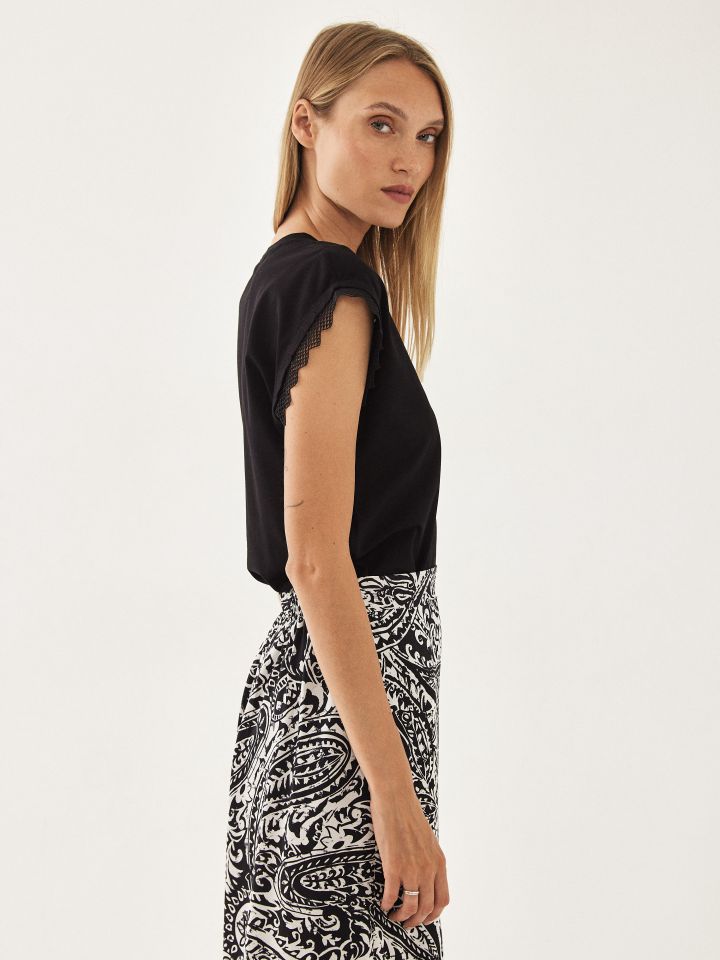 חולצה שילוב קרושה בפתח שרוולים בצבע שחור