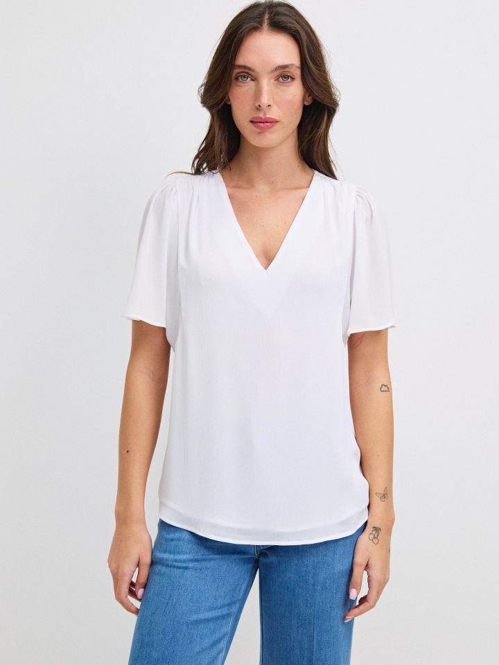 חולצה V PROMO SHIRA בצבע לבן