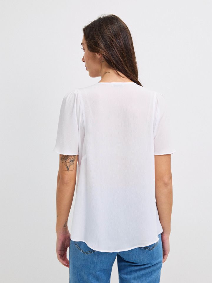 חולצה V PROMO SHIRA בצבע לבן