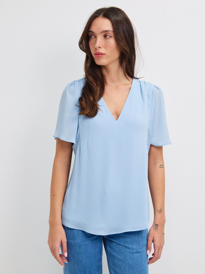 חולצה V PROMO SHIRA בצבע תכלת