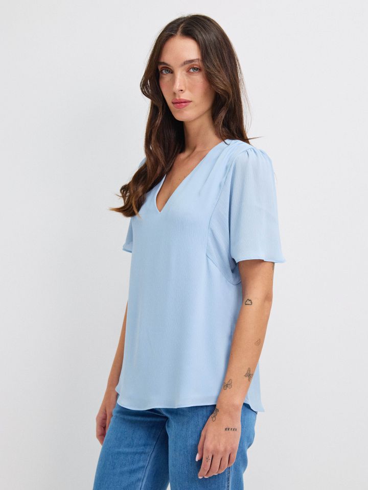 חולצה V PROMO SHIRA בצבע תכלת