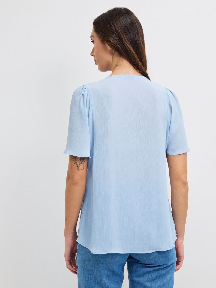 חולצה V PROMO SHIRA בצבע תכלת