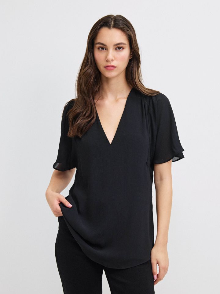 חולצה V PROMO SHIRA בצבע שחור