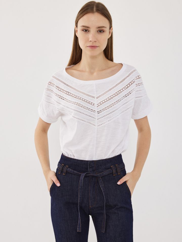 חולצה שילוב סרטי קרושה בצבע לבן