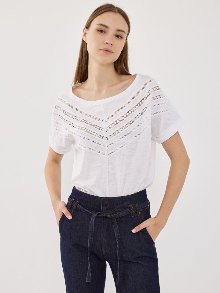 חולצה שילוב סרטי קרושה בצבע לבן