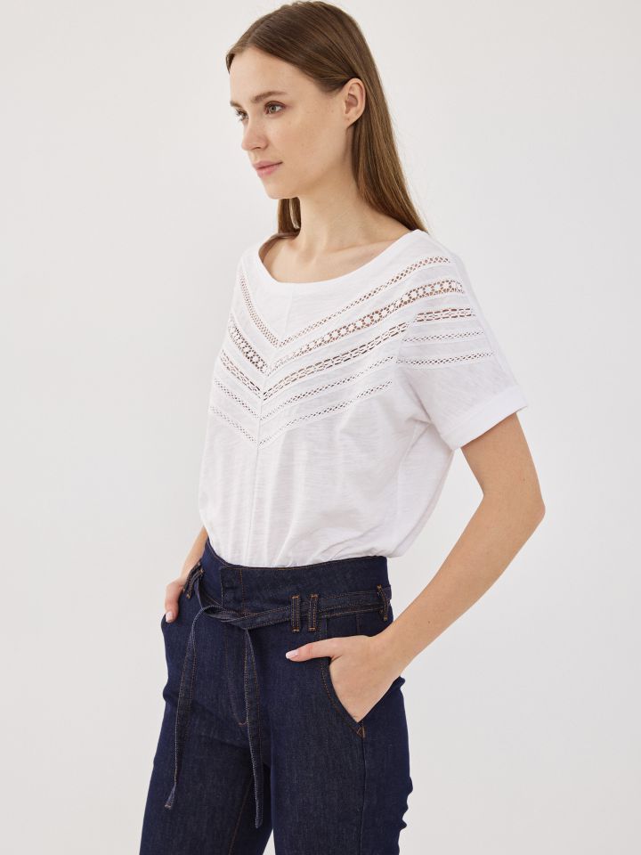 חולצה שילוב סרטי קרושה בצבע לבן